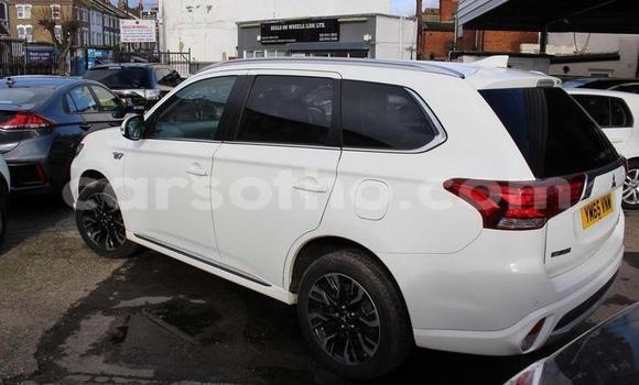 Sayi Na hannu Mitsubishi Outlander White Mota in Peka a Leribe Sayi Na hannu Mitsubishi Outlander White Mota in Peka a Leribe