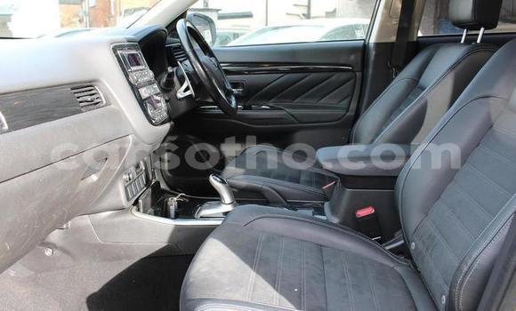 Sayi Na hannu Mitsubishi Outlander White Mota in Peka a Leribe Sayi Na hannu Mitsubishi Outlander White Mota in Peka a Leribe