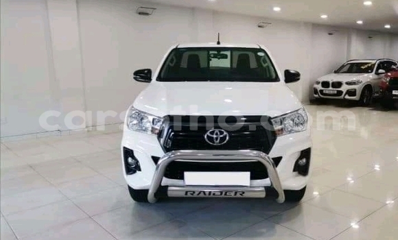 Sayi Na hannu Toyota Hilux White Mota in Maseru a Maseru Sayi Na hannu Toyota Hilux White Mota in Maseru a Maseru