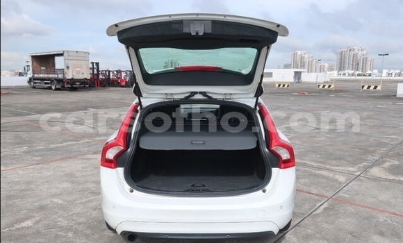 Sayi Na hannu Volvo V60 White Mota in Butha Buthe a Butha-Buthe Sayi Na hannu Volvo V60 White Mota in Butha Buthe a Butha-Buthe