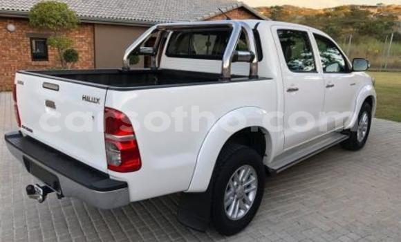 Sayi Na hannu Toyota Hilux White Mota in Maseru a Maseru Sayi Na hannu Toyota Hilux White Mota in Maseru a Maseru