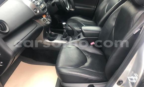 Sayi Na hannu Toyota RAV4 Silver Mota in Quthing a Butha-Buthe Sayi Na hannu Toyota RAV4 Silver Mota in Quthing a Butha-Buthe