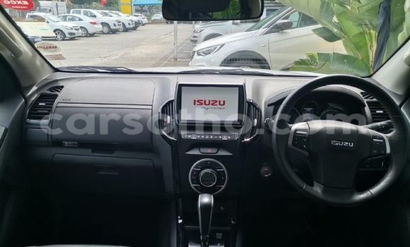 Buy Used Isuzu MU-X Silver Car in Maseru in Maseru Buy Used Isuzu MU-X Silver Car in Maseru in Maseru