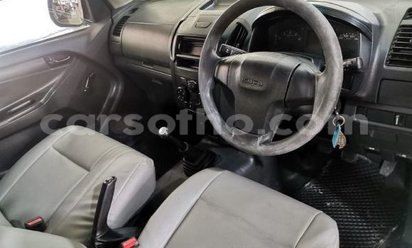 Sayi Na hannu Isuzu KB White Mota in Maseru a Maseru Sayi Na hannu Isuzu KB White Mota in Maseru a Maseru