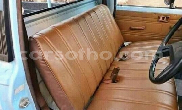 Sayi Na hannu Mazda 1300 Blue Mota in Maseru a Maseru Sayi Na hannu Mazda 1300 Blue Mota in Maseru a Maseru