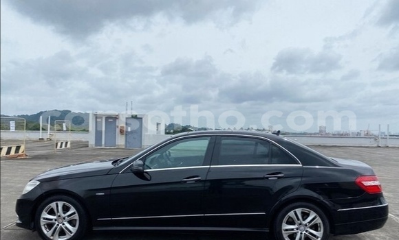 Sayi Na hannu Mercedes-Benz E–Class Black Mota in Butha–Buthe a Thaba-Tseka Sayi Na hannu Mercedes-Benz E–Class Black Mota in Butha–Buthe a Thaba-Tseka