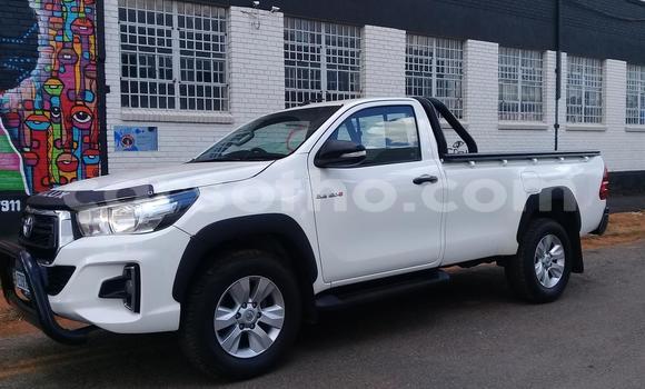Sayi Na hannu Toyota Hilux White Mota in Maseru a Maseru Sayi Na hannu Toyota Hilux White Mota in Maseru a Maseru