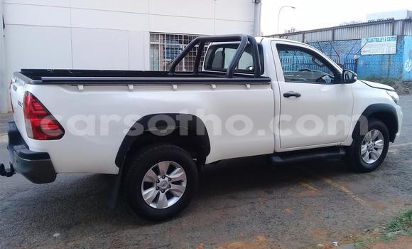 Sayi Na hannu Toyota Hilux White Mota in Maseru a Maseru Sayi Na hannu Toyota Hilux White Mota in Maseru a Maseru