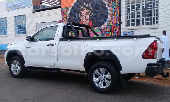 Sayi Na hannu Toyota Hilux White Mota in Maseru a Maseru Sayi Na hannu Toyota Hilux White Mota in Maseru a Maseru