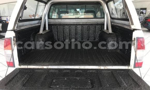 Sayi Na hannu Nissan NP 300 White Mota in Maseru a Maseru Sayi Na hannu Nissan NP 300 White Mota in Maseru a Maseru