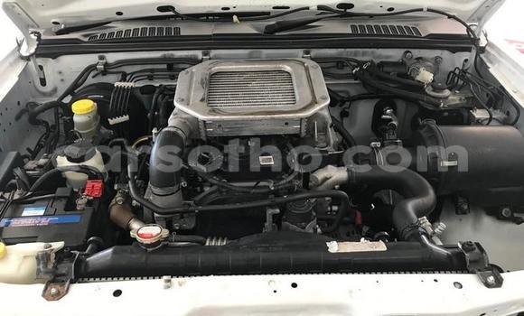 Sayi Na hannu Nissan NP 300 White Mota in Maseru a Maseru Sayi Na hannu Nissan NP 300 White Mota in Maseru a Maseru