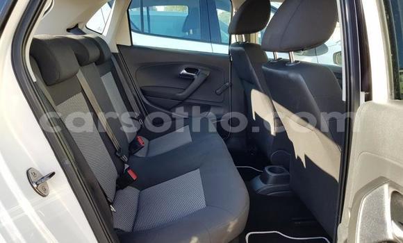 Sayi Na hannu Volkswagen Polo White Mota in Teyateyaneng a Berea Sayi Na hannu Volkswagen Polo White Mota in Teyateyaneng a Berea
