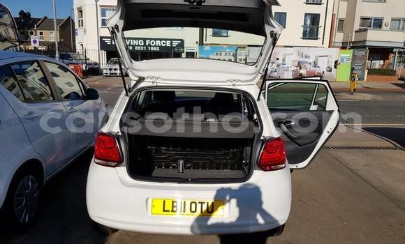 Sayi Na hannu Volkswagen Polo White Mota in Teyateyaneng a Berea Sayi Na hannu Volkswagen Polo White Mota in Teyateyaneng a Berea