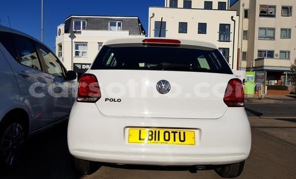 Sayi Na hannu Volkswagen Polo White Mota in Teyateyaneng a Berea Sayi Na hannu Volkswagen Polo White Mota in Teyateyaneng a Berea