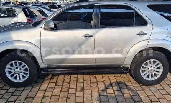 Sayi Na hannu Toyota Fortuner Beige Mota in Maseru a Maseru Sayi Na hannu Toyota Fortuner Beige Mota in Maseru a Maseru