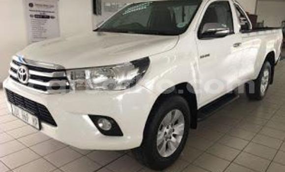 Sayi Na hannu Toyota Hilux White Mota in Maseru a Maseru Sayi Na hannu Toyota Hilux White Mota in Maseru a Maseru