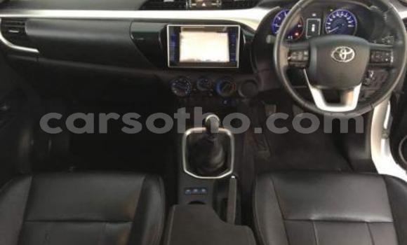Sayi Na hannu Toyota Hilux White Mota in Maseru a Maseru Sayi Na hannu Toyota Hilux White Mota in Maseru a Maseru