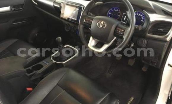 Sayi Na hannu Toyota Hilux White Mota in Maseru a Maseru Sayi Na hannu Toyota Hilux White Mota in Maseru a Maseru