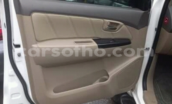 Sayi Na hannu Toyota Hilux White Mota in Maseru a Maseru Sayi Na hannu Toyota Hilux White Mota in Maseru a Maseru