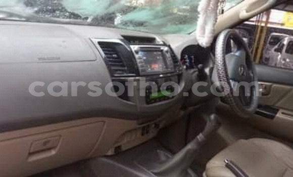 Sayi Na hannu Toyota Hilux White Mota in Maseru a Maseru Sayi Na hannu Toyota Hilux White Mota in Maseru a Maseru