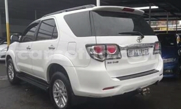 Sayi Na hannu Toyota Hilux White Mota in Maseru a Maseru Sayi Na hannu Toyota Hilux White Mota in Maseru a Maseru