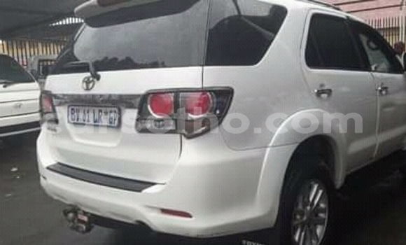 Sayi Na hannu Toyota Hilux White Mota in Maseru a Maseru Sayi Na hannu Toyota Hilux White Mota in Maseru a Maseru