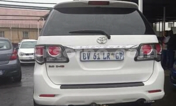 Sayi Na hannu Toyota Hilux White Mota in Maseru a Maseru Sayi Na hannu Toyota Hilux White Mota in Maseru a Maseru