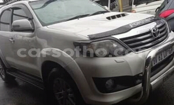 Sayi Na hannu Toyota Hilux White Mota in Maseru a Maseru Sayi Na hannu Toyota Hilux White Mota in Maseru a Maseru