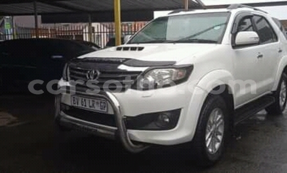 Sayi Na hannu Toyota Hilux White Mota in Maseru a Maseru Sayi Na hannu Toyota Hilux White Mota in Maseru a Maseru