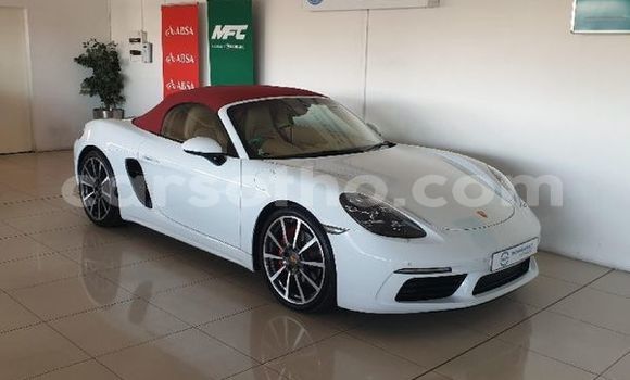 Sayi Na hannu Porsche Cayenne White Mota in Maseru a Maseru