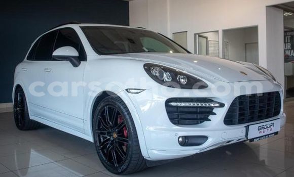 Sayi Na hannu Porsche Cayenne White Mota in Maseru a Maseru