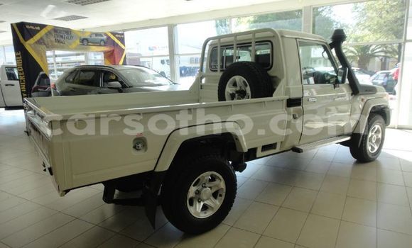Buy Used Toyota Land Cruiser White Car in Maseru in Maseru Buy Used Toyota Land Cruiser White Car in Maseru in Maseru
