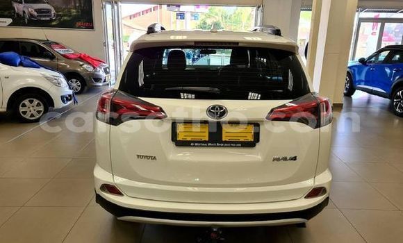 Sayi Na hannu Toyota RAV4 White Mota in Maseru a Maseru Sayi Na hannu Toyota RAV4 White Mota in Maseru a Maseru