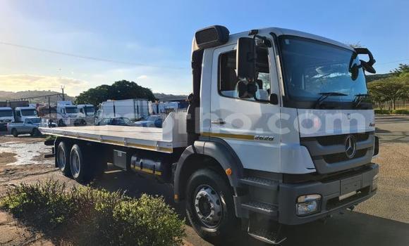 اشتري مستعمل Mercedes‒Benz Truck White شاحنة في Maseru في Maseru