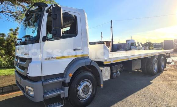 اشتري مستعمل Mercedes‒Benz Truck White شاحنة في Maseru في Maseru اشتري مستعمل Mercedes‒Benz Truck White شاحنة في Maseru في Maseru