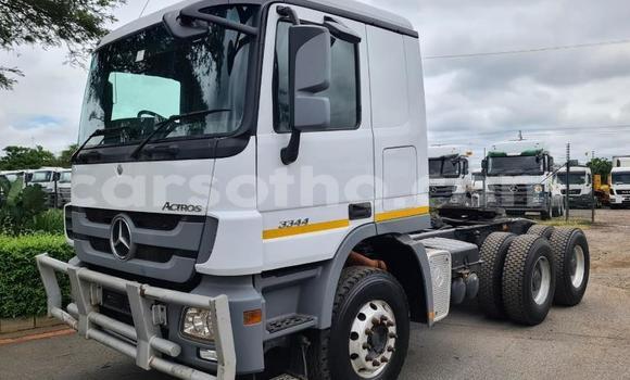 Sayi Na hannu Mercedes‒Benz Truck White Babbar mota in Maseru a Maseru Sayi Na hannu Mercedes‒Benz Truck White Babbar mota in Maseru a Maseru