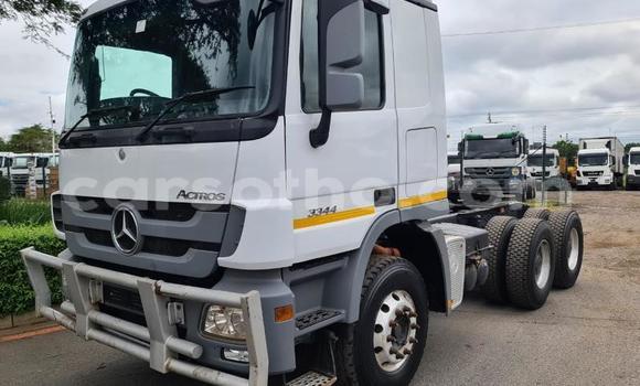 Sayi Na hannu Mercedes‒Benz Truck White Babbar mota in Maseru a Maseru Sayi Na hannu Mercedes‒Benz Truck White Babbar mota in Maseru a Maseru