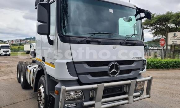 Sayi Na hannu Mercedes‒Benz Truck White Babbar mota in Maseru a Maseru Sayi Na hannu Mercedes‒Benz Truck White Babbar mota in Maseru a Maseru