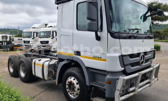 Sayi Na hannu Mercedes‒Benz Truck White Babbar mota in Maseru a Maseru Sayi Na hannu Mercedes‒Benz Truck White Babbar mota in Maseru a Maseru