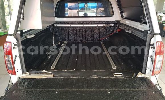 Sayi Na hannu Nissan Navara White Mota in Maseru a Maseru Sayi Na hannu Nissan Navara White Mota in Maseru a Maseru