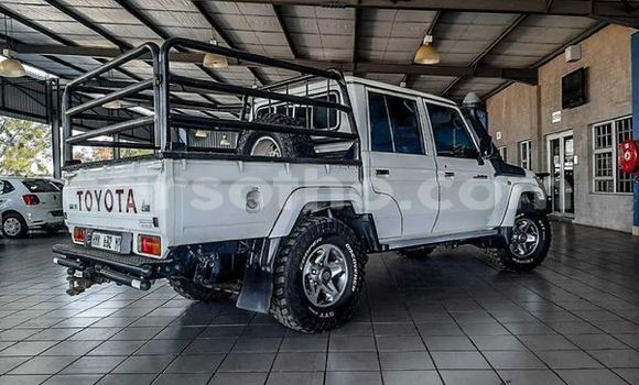 Sayi Na hannu Toyota Land Cruiser White Mota in Maseru a Maseru Sayi Na hannu Toyota Land Cruiser White Mota in Maseru a Maseru