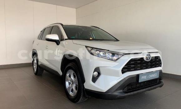 Sayi Na hannu Toyota RAV4 White Mota in Maseru a Maseru Sayi Na hannu Toyota RAV4 White Mota in Maseru a Maseru