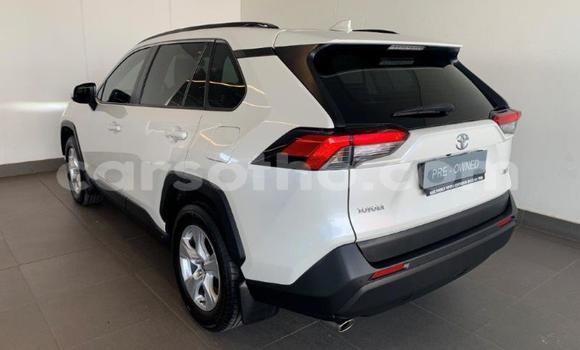 Sayi Na hannu Toyota RAV4 White Mota in Maseru a Maseru Sayi Na hannu Toyota RAV4 White Mota in Maseru a Maseru