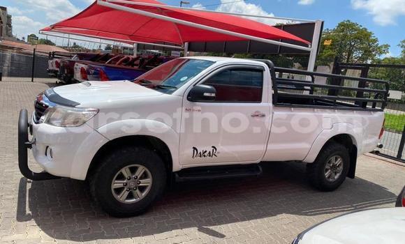 Sayi Na hannu Toyota Hilux White Mota in Maseru a Maseru Sayi Na hannu Toyota Hilux White Mota in Maseru a Maseru