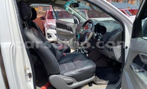 Sayi Na hannu Toyota Hilux White Mota in Maseru a Maseru Sayi Na hannu Toyota Hilux White Mota in Maseru a Maseru