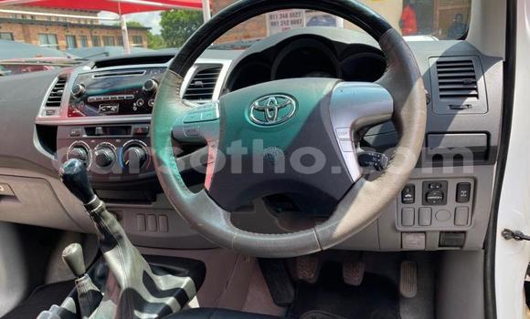 Sayi Na hannu Toyota Hilux White Mota in Maseru a Maseru Sayi Na hannu Toyota Hilux White Mota in Maseru a Maseru