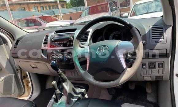 Sayi Na hannu Toyota Hilux White Mota in Maseru a Maseru Sayi Na hannu Toyota Hilux White Mota in Maseru a Maseru