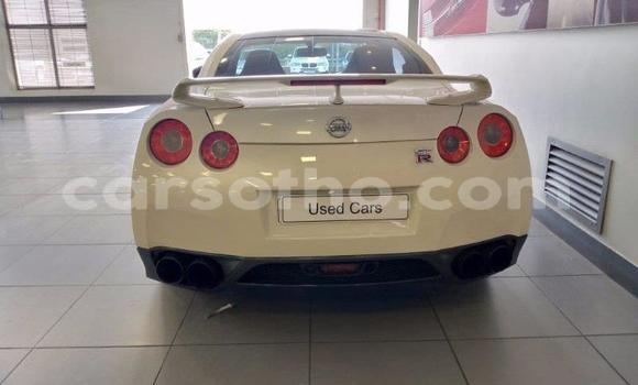 Sayi Na hannu Nissan GT-R White Mota in Maseru a Maseru Sayi Na hannu Nissan GT-R White Mota in Maseru a Maseru