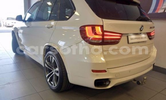 Sayi Na hannu BMW M5 White Mota in Maseru a Maseru Sayi Na hannu BMW M5 White Mota in Maseru a Maseru