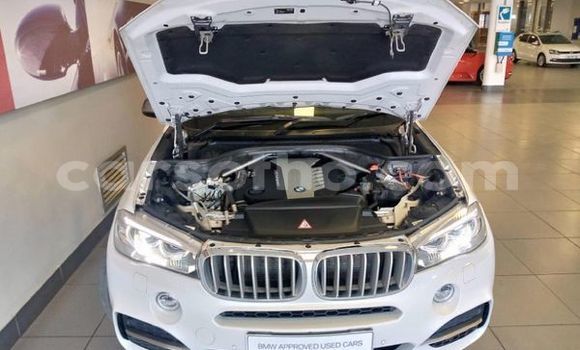Sayi Na hannu BMW M5 White Mota in Maseru a Maseru Sayi Na hannu BMW M5 White Mota in Maseru a Maseru